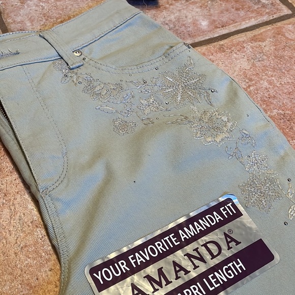 Gloria Vanderbilt Petite Floral Capri.pale sage green in color. - Picture 5 of 7